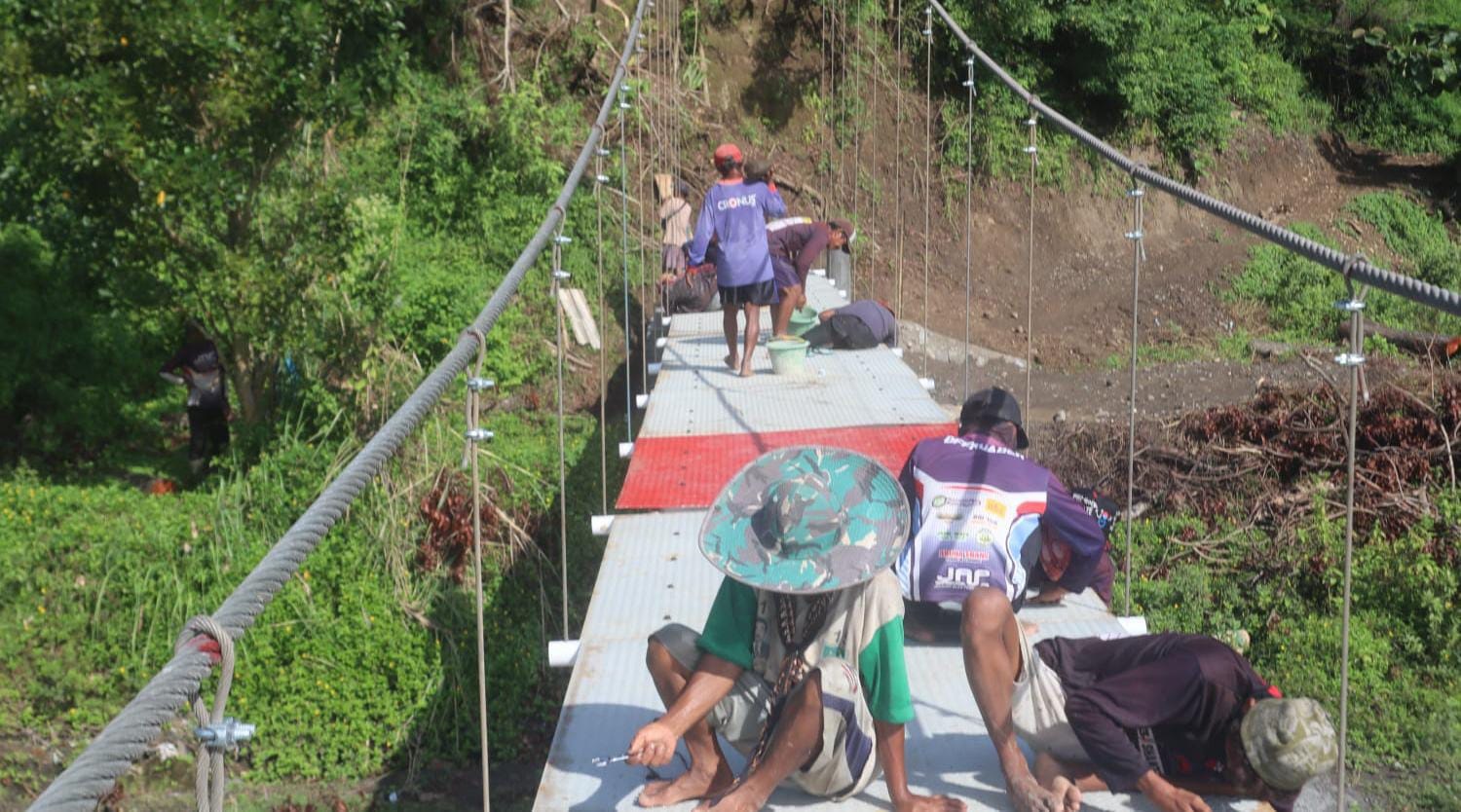 Buka Tempat Terisolir di Brebes, 3 Jembatan Gantung Merah Putih Diresmikan