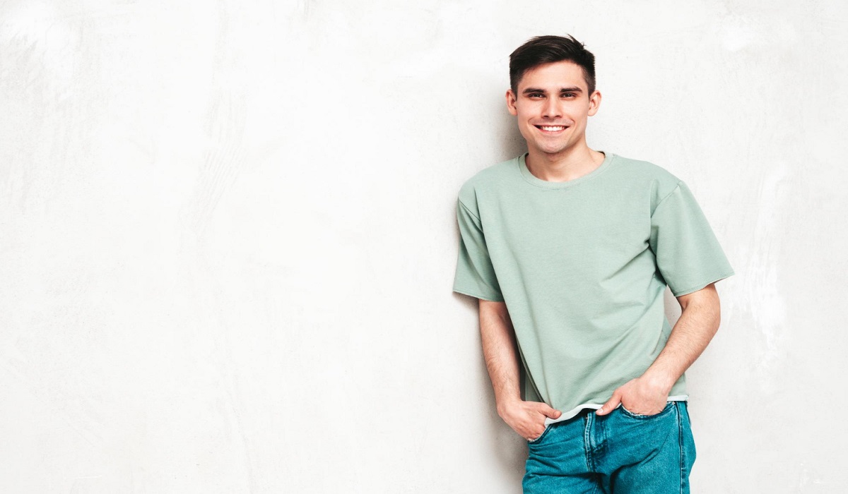 5 Atasan Basic Pria yang Wajib Kamu Punya untuk Styling Outfit Sehari-Hari, Simak Disini