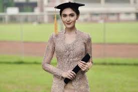 8 Model Kebaya Wisuda Non Hijab 2025, Simple Tapi Mewah Siap Mempercantik Momen Spesial