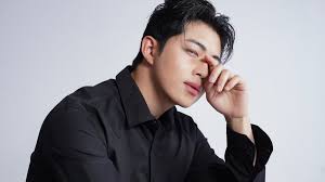 8 Inspirasi Outfit Kondangan Pria Dengan Kemeja Hitam, Gaya Kasual Dan Elegan Tidak Monoton