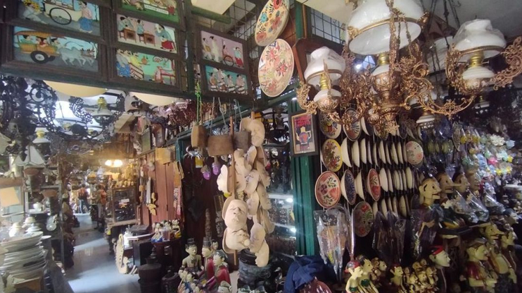 Menelusuri Lorong Pasar Triwindu, Jadi Destinasi Ikonik Barang Antik di Solo