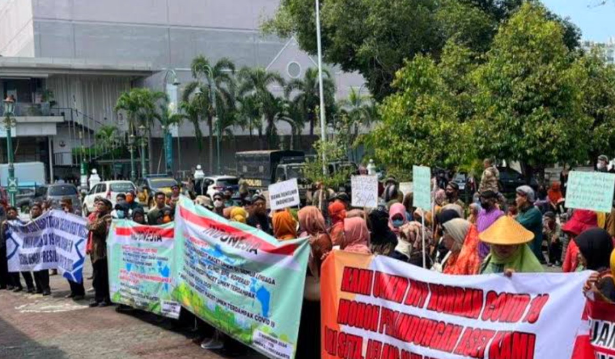 Ratusan Pelaku UMKM Gelar Aksi Damai di Kantor Gubernur, Tagih Kepastian Penghapusan Utang