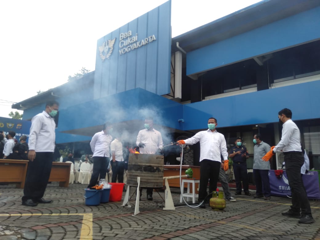 Kasus Pertama di YIA, Bea Cukai dan Polda DIY Musnahkan Sabu 9 Kilogram