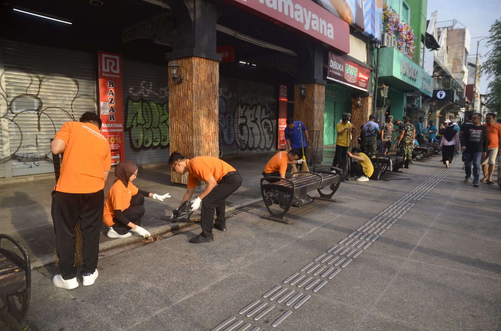 Ratusan Warga dan Pelaku Usaha Bersihkan Malioboro Demi Kenyamanan Wisatawan