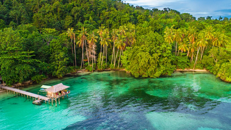 Pantai Bercak Pacitan, Surga Tropis Eksotis Ala Raja Ampat yang Tenang dan Instagramable