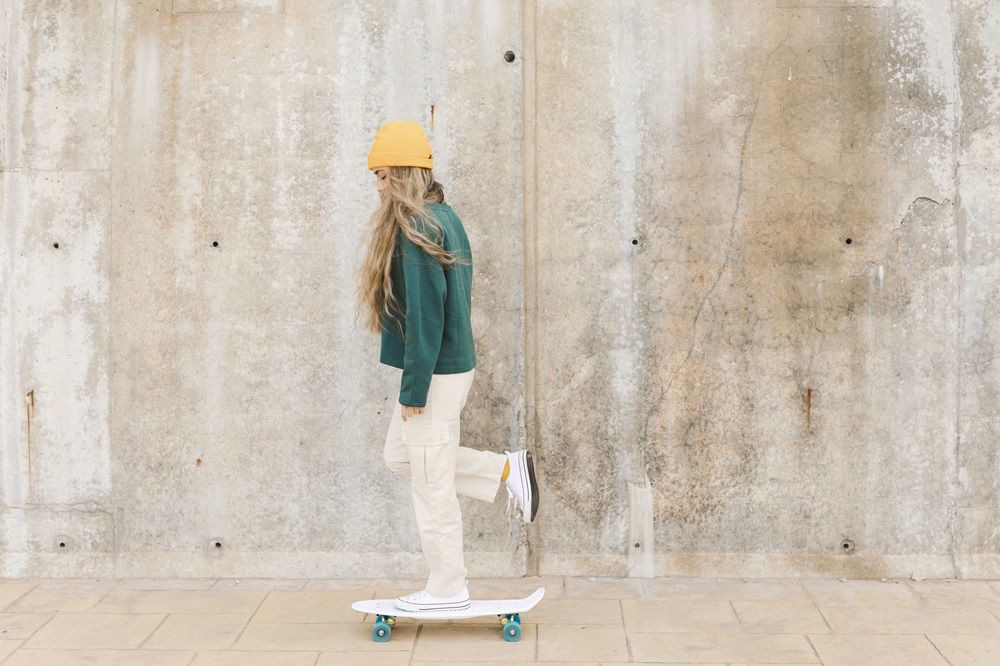 6 Jenis Sepatu yang Cocok untuk Celana Cargo Wanita, Tampil Bergaya Makin Kece