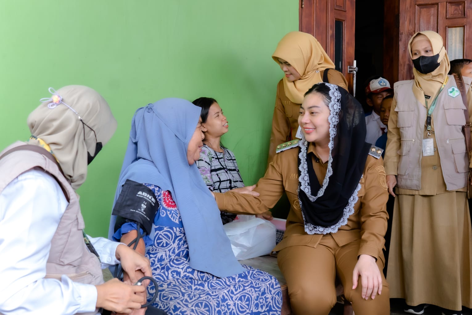 Bupati Brebes Paramitha Terjun Langsung Dampingi Nakes Blusukan Door to Door Cek Kesehatan Warga