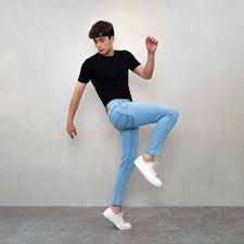 Ide Outfit Pria Paling Cocok Dengan Celana Jeans, Tampil Gaya Menarik Buat Semua Momen