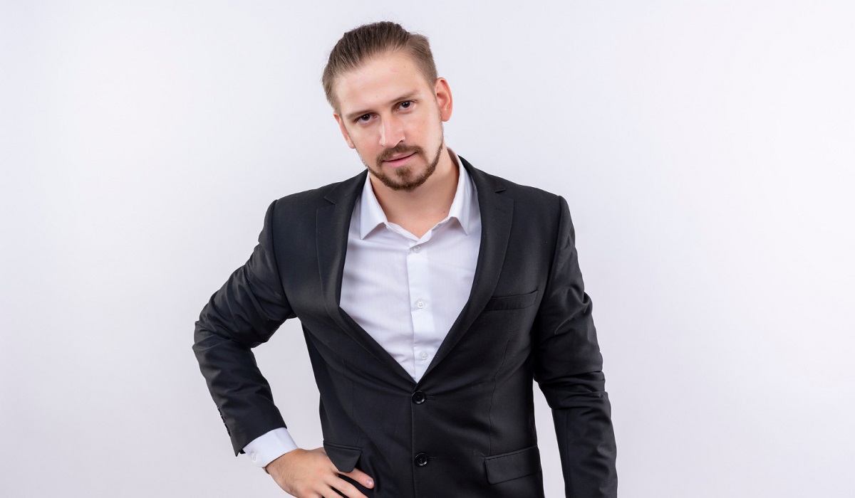 Tampil Sempurna dan Memukau, Simak 5 Jenis Kemeja yang Cocok untuk Padu Padan Jas Hitam Terbaik