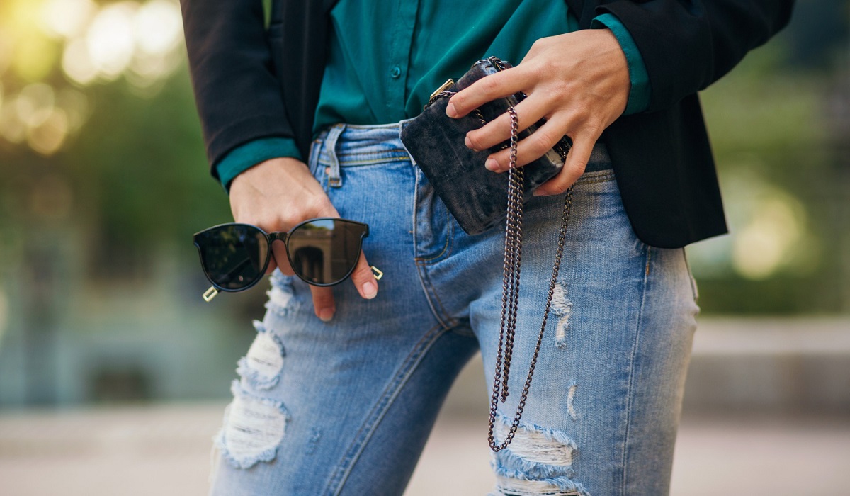 Kesan Effortless dan Maskulin, Simak 6 Pilihan Ripped Jeans Pria Terbaik 2025 dari Brand Terkemuka