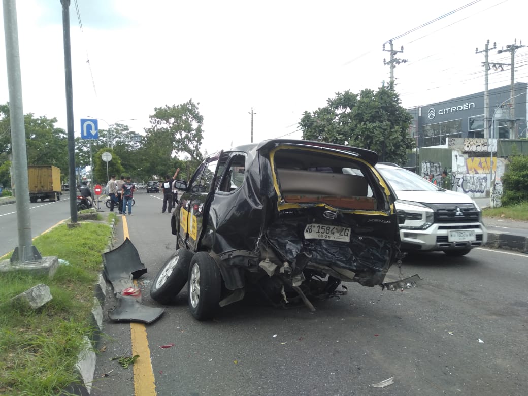 Kecelakaan di Ringroad Barat Bantul Libatkan Dua Mobil dan Satu Motor, Satu Orang Tewas 