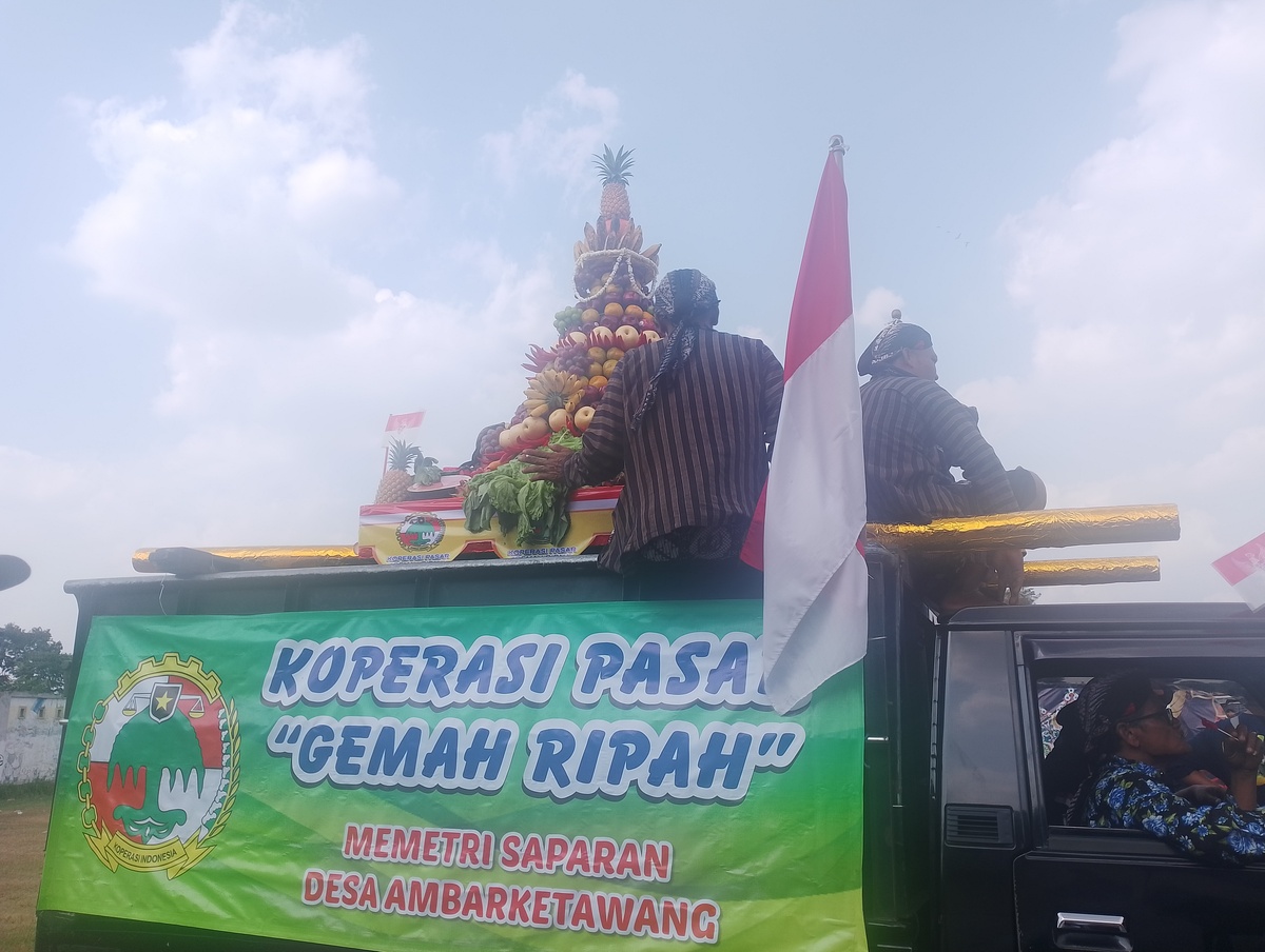 Dari Pasar ke Panggung Tradisi: Gunungan Buah Gemah Ripah Bikin Warga Antusias