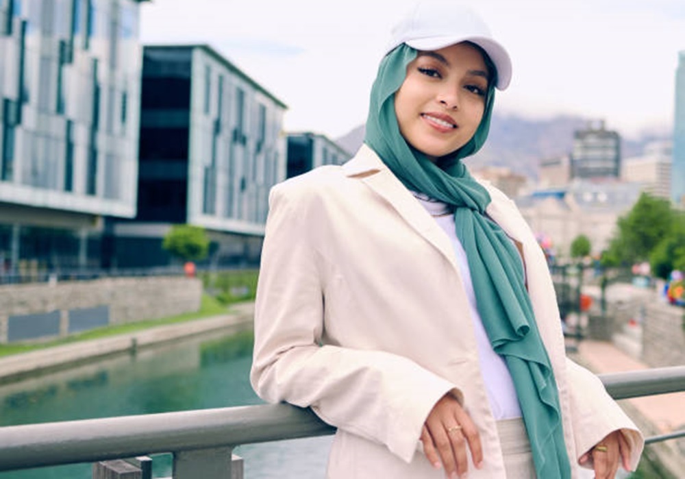 8 Gaya Hijab Pakai Topi, Siap Tampil Modis dan Percaya Diri di Berbagai Suasana