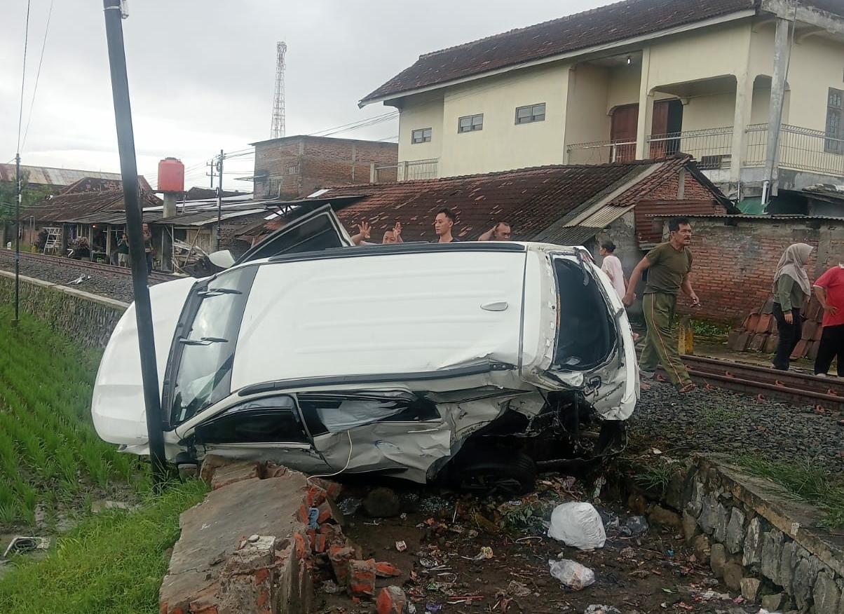 Mobil Tertemper KA Batara Kresna di Sukoharjo, Dua Orang Terluka di Perlintasan Tanpa Palang