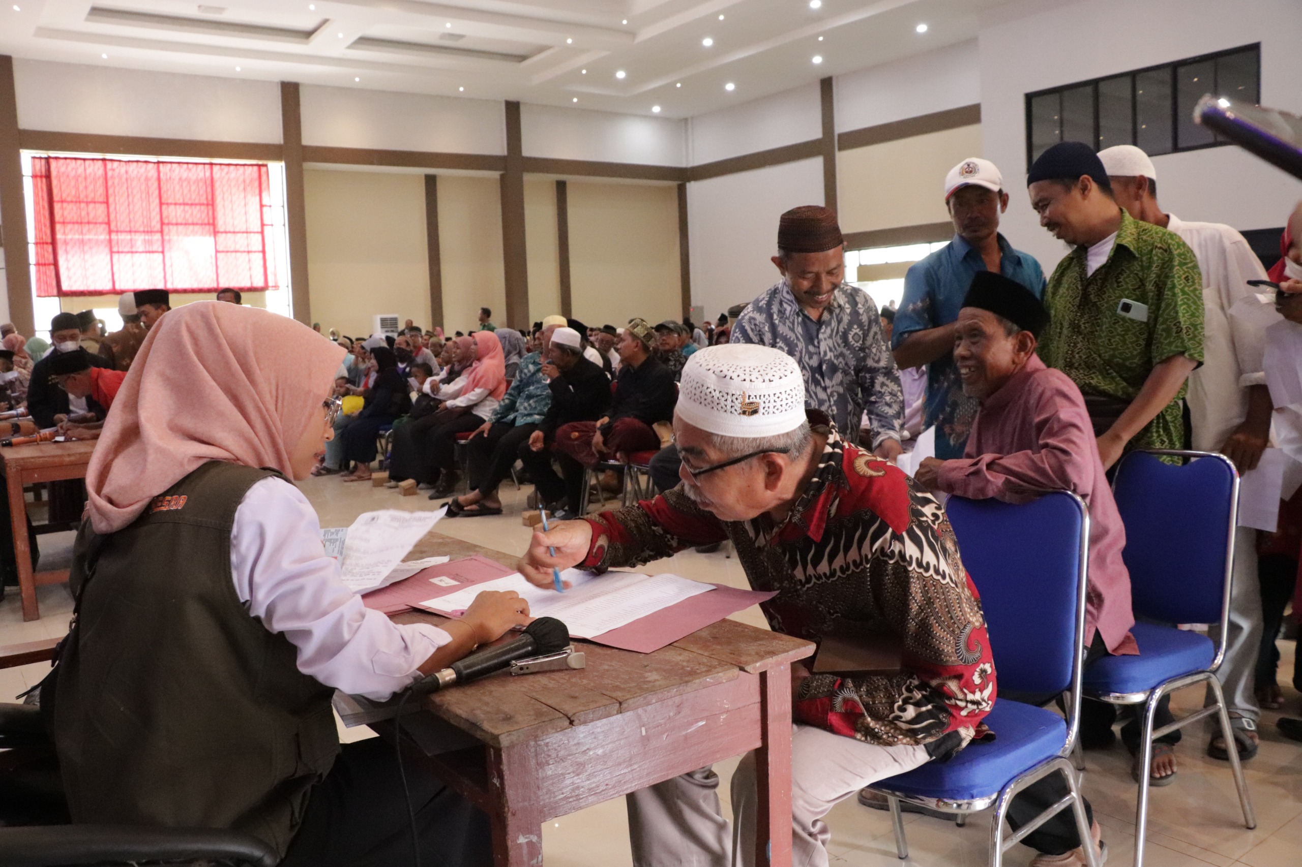 1515 Pegiat Agama Islam di Brebes Terima Bantuan Pembinaan