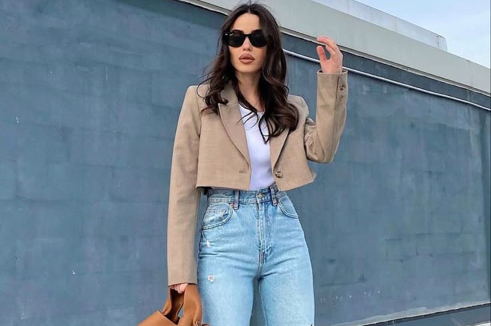 Terlihat Berkelas, Inilah 8 Model Blazer Crop Top Polos Kekinian untuk Segala Acara