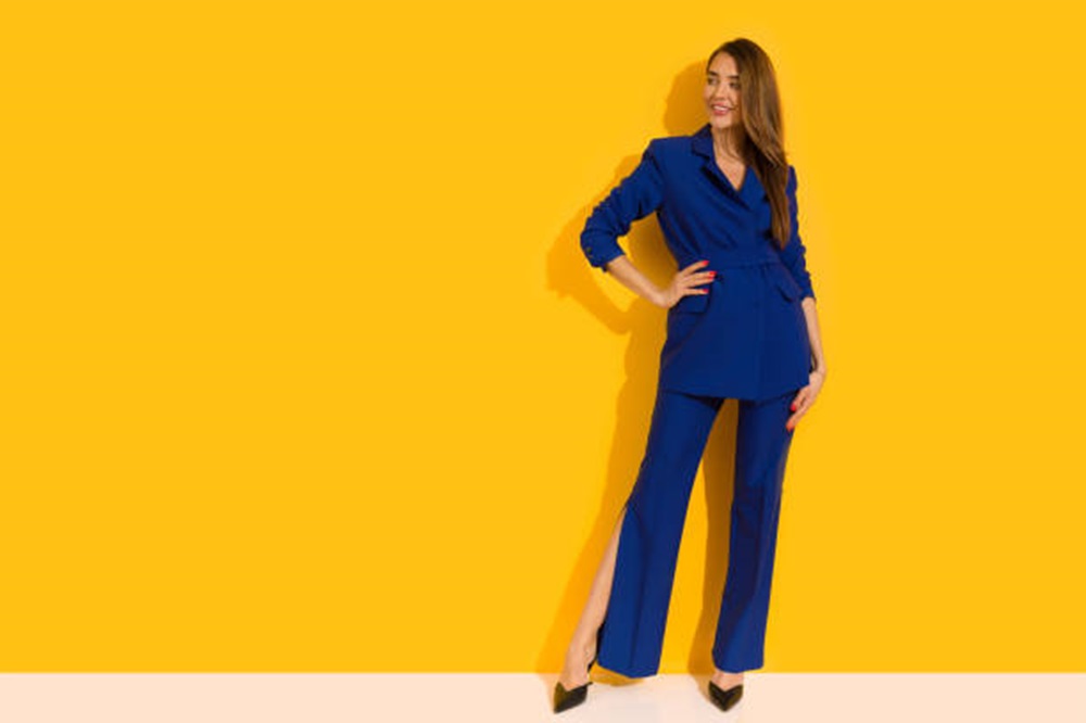 Perpaduan Warna yang Cocok dengan Celana Navy, Bikin Gaya Makin Modis