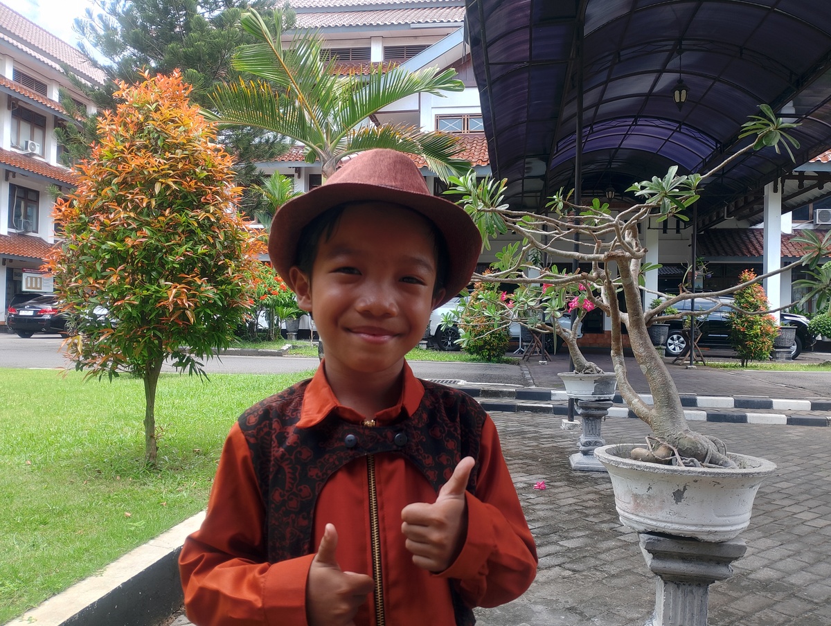 Atan, Bocah 8 Tahun dari Bantul yang Menyihir Panggung dengan Suara Emas