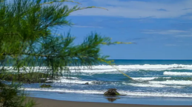 Pesona Pantai dan Curug yang Indah Jadi Destinasi Ikonik Cianjur Selatan