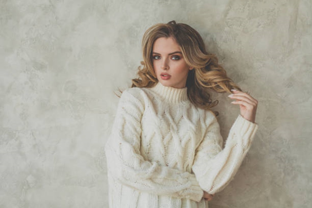 Jadikan Gayamu Lebih Modis dengan OOTD Sweater Rajut Wanita yang Cantik, Intip Disini