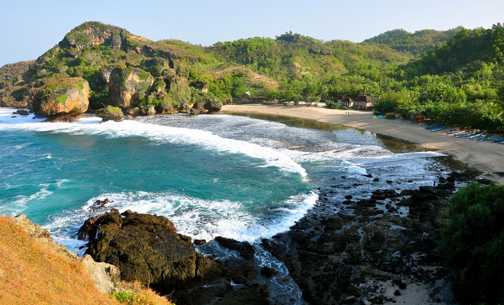 Keindahan Pasir Putih di Pantai Siung dengan Batuan Karst dan Ombak Laut Selatan