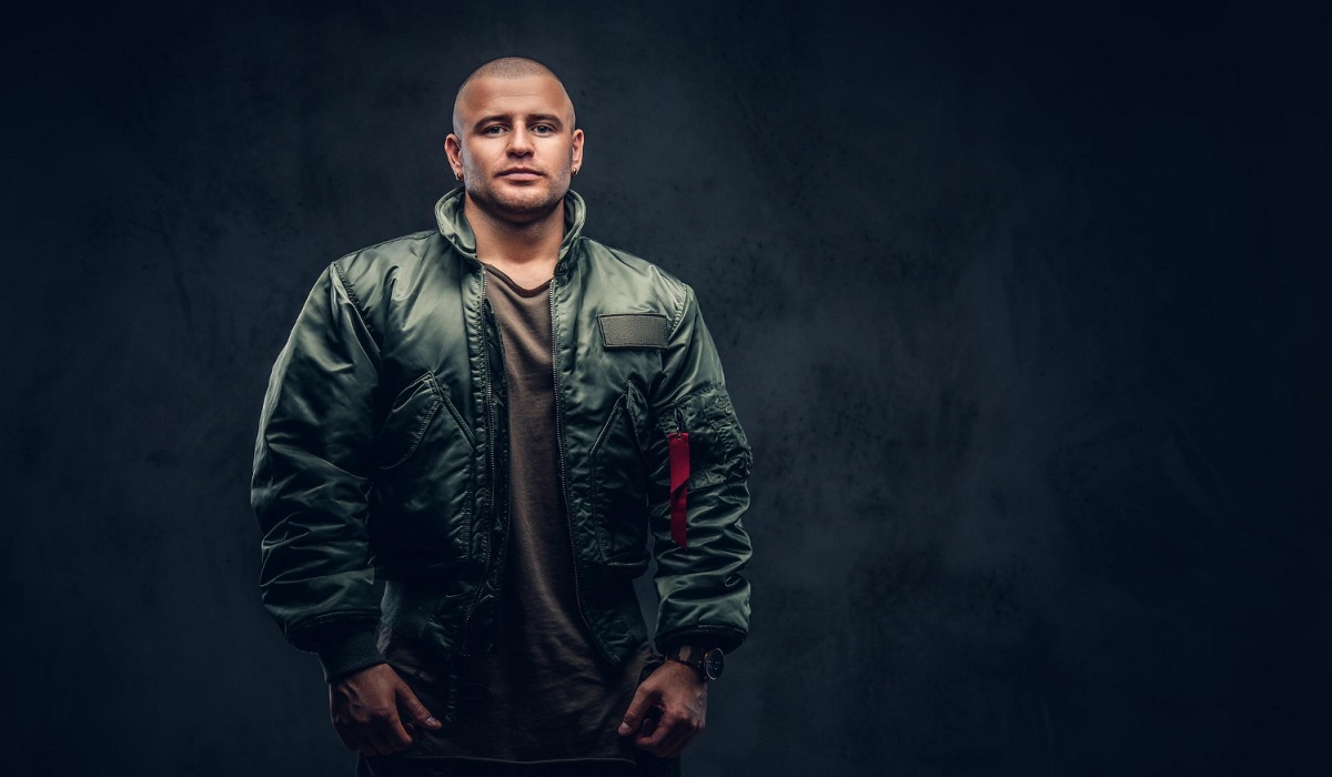 Populer di Kalangan Pria Modern, Simak 4 Pilihan Jaket Bomber Pria Terbaik Dapat Tingkatkan Visual