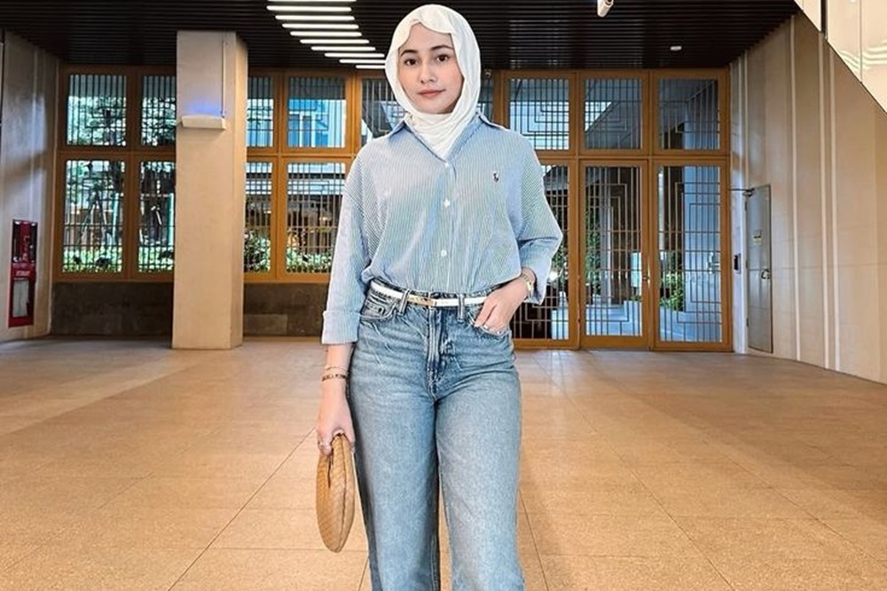 Inspirasi Gaya Elegan Wanita Hijab 2025 Pakai Denim, Pasti Matching dan Hits