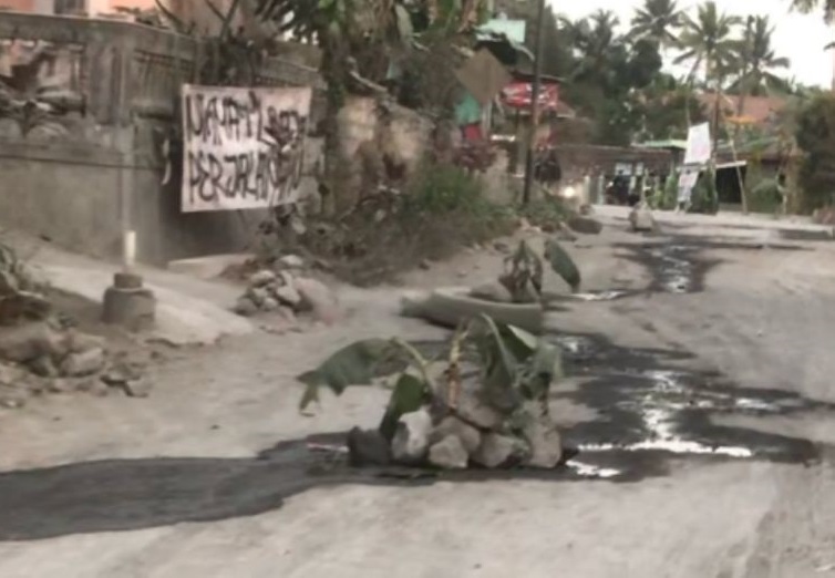 Warga Sucen Magelang Pasang Batu di Jalan Rusak, Truk Pasir Dilarang Melintas