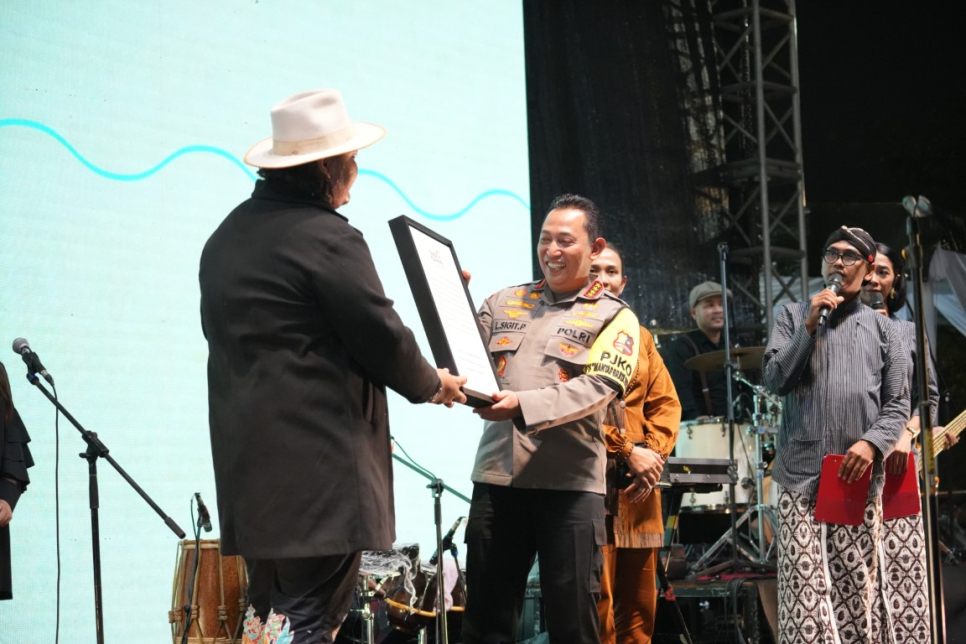 Ndarboy Genk Berikan Figura Notasi Lagu ”Polisi Jagoanku” kepada Kapolri dan Ketua Umum Bhayangkari