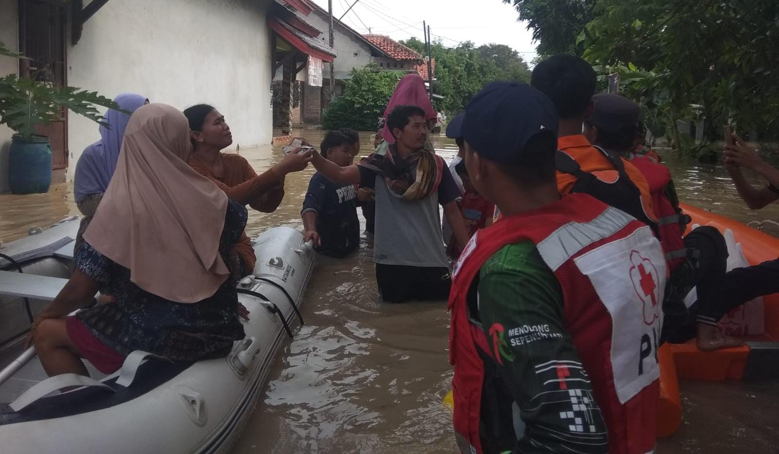 Sungai Pemali Meluap, 2 Hari Ratusan Rumah Terendam Banjir, Puluhan Warga Jatibarang Mengungsi