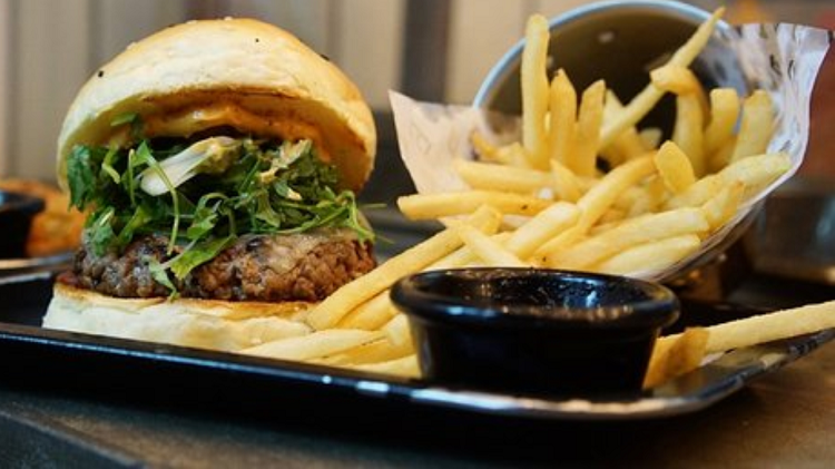 Eksplorasi Kuliner Burger Paling Ikonik di Bali Wajib Masuk Daftar Kunjungan, Cek Info Lengkapnya Berikut Ini