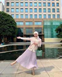 Gaya Outfit Hijab Dengan Rok Warna Pastel 2025, Buat Tampilan Berhijab Manis Lebih Modis