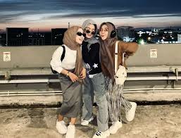 Gaya Outfit Wanita Hijab Nonton Bioskop, Super Nyaman Tapi Tetap Modis