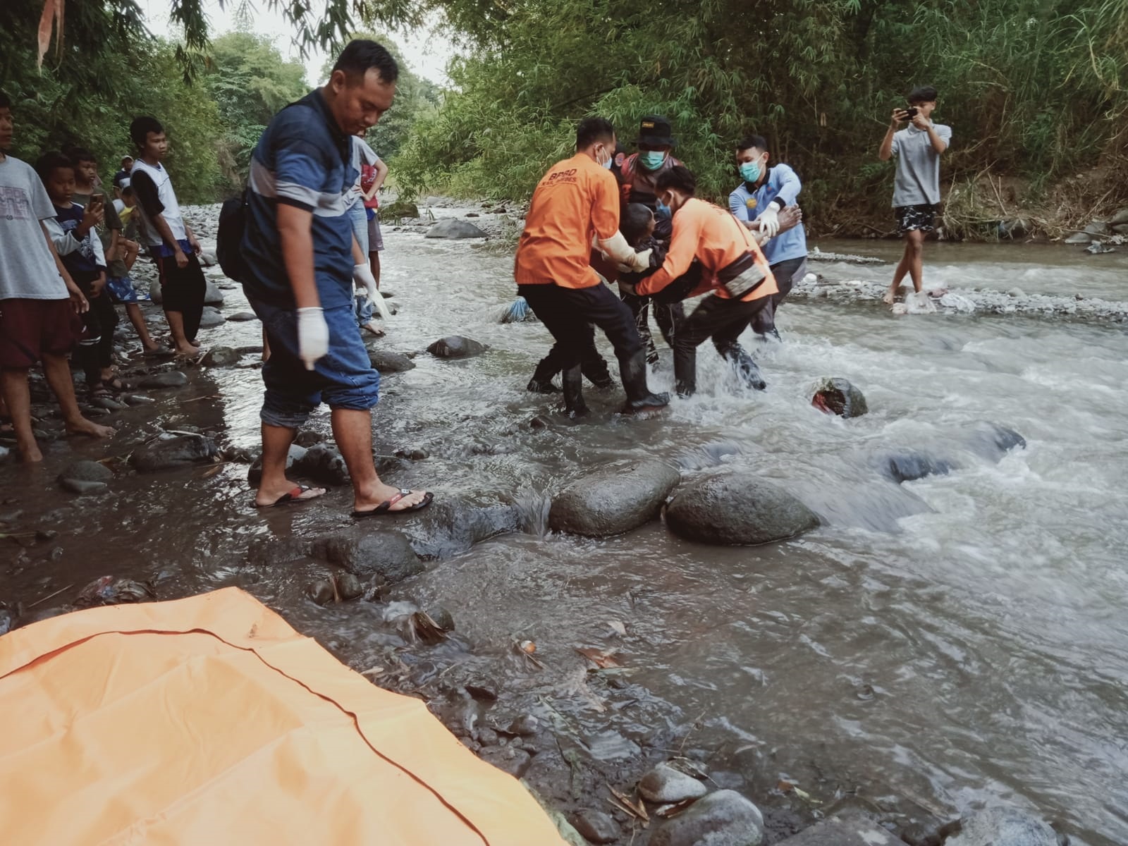 Geger, Mayat Pria Tersangkut Batu di Sungai Keruh Bumiayu Brebes