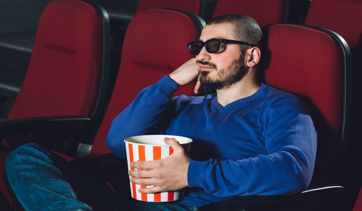 Kesan Santai dan Playful, Simak 6 Ide Paduan Outfit untuk Nonton Bioskop yang Mudah dan Simpel