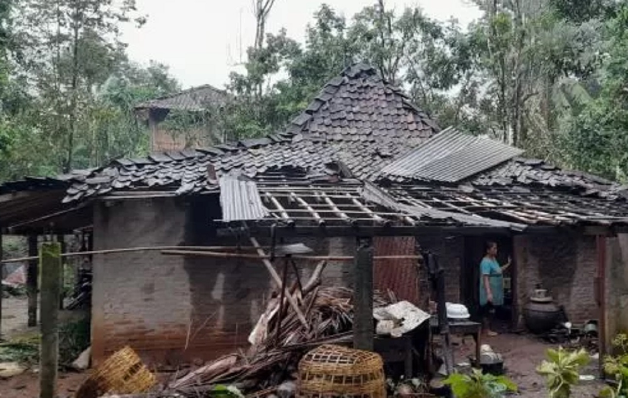 Angin Puting Beliung Terjang Gunung Kidul, 19 Rumah Rusak dan Pohon Tumbang