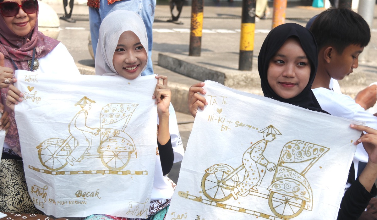 Rayakan Hari Batik Nasional 2026, Ribuan Warga Membatik Bersama di Malioboro Jogja