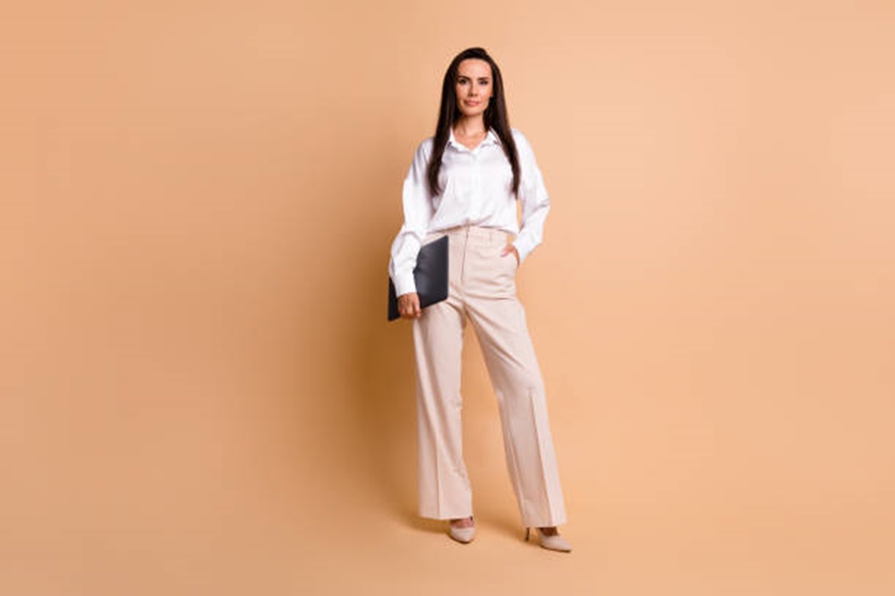 Referensi Model Celana Kerja Wanita untuk Tampilan Profesional Sekaligus Modis, Cek Disini