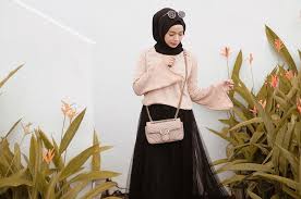 Ide Inspirasi Gaya Outfit Hijab Mix And Match Rok Kekinian, Simple dan Casual 2025