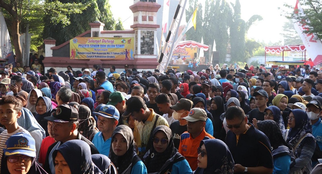 Ribuan Peserta Meriahkan Jalan Sehat Hari Koperasi Nasional di Kabupaten Brebes