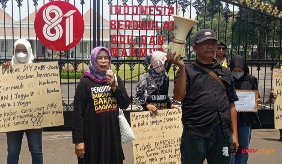 Usia 67 Tahun Tak Menghalangi Bu Yuliana Turun ke Jalan, Soroti Kasus Keracunan MBG