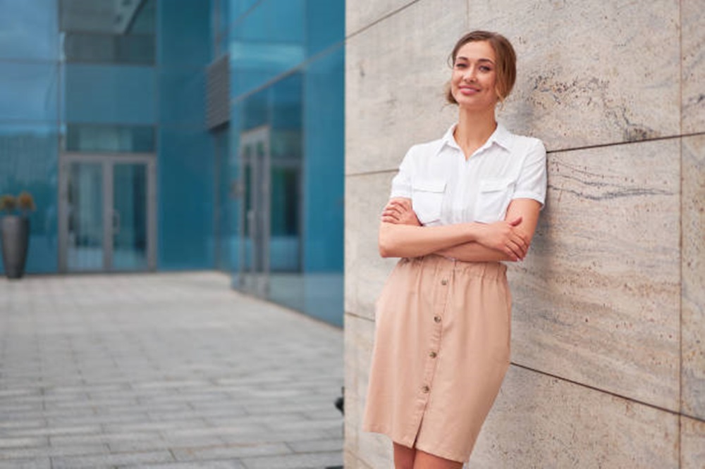 Manis Dipandang, Ini 8 Pilihan Warna yang Kalem Tapi Elegan untuk OOTD Wanita