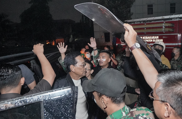 Sri Sultan HB X Datangi Mapolda DIY saat Massa Aksi Masih Bertahan