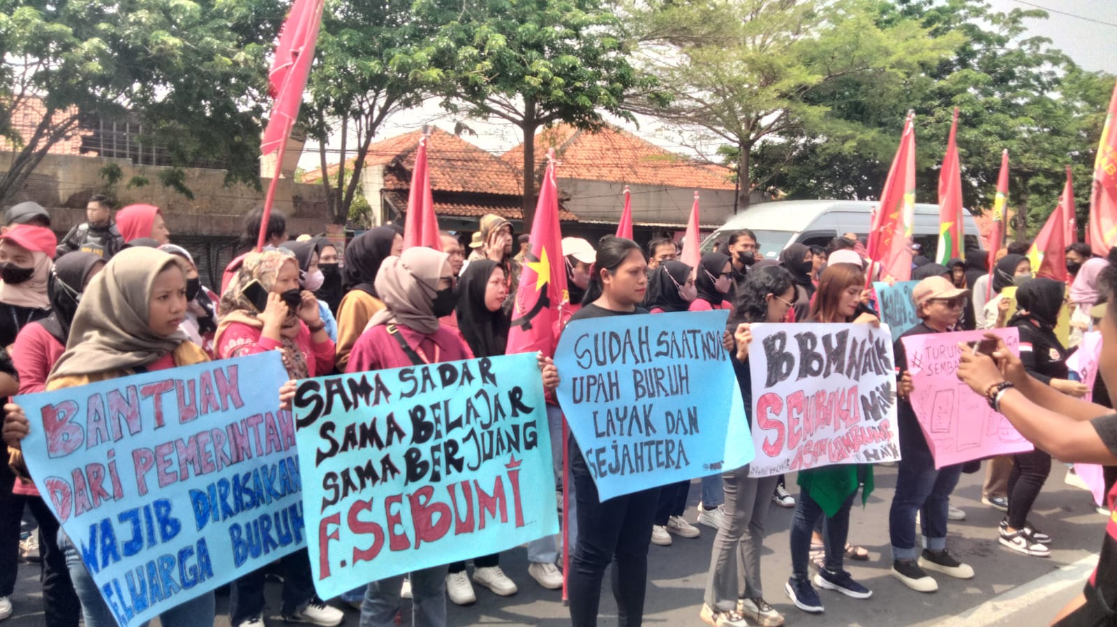 Tuntut Kesejahteraan, Ratusan Buruh PT BIG Geruduk DPRD Brebes