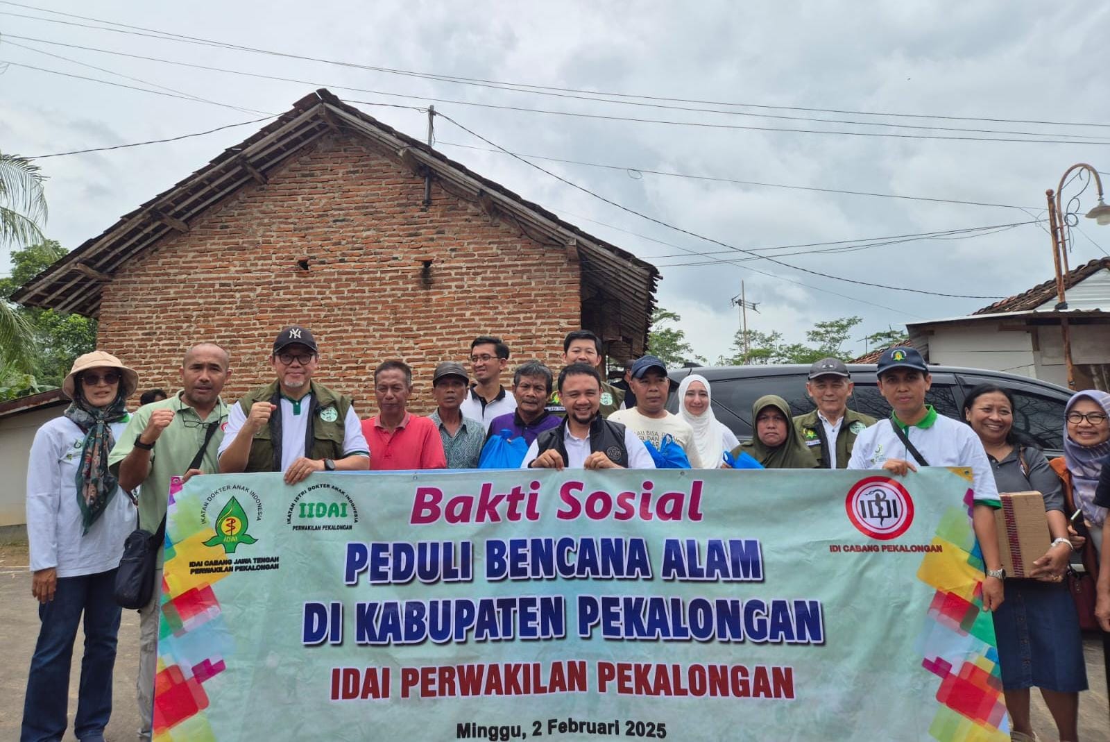 Peduli Bencana Longsor dan Banjir, IDAI Perwakilan Pekalongan Gelar Baksos Bagikan Sembako dan Sumbang Rehab