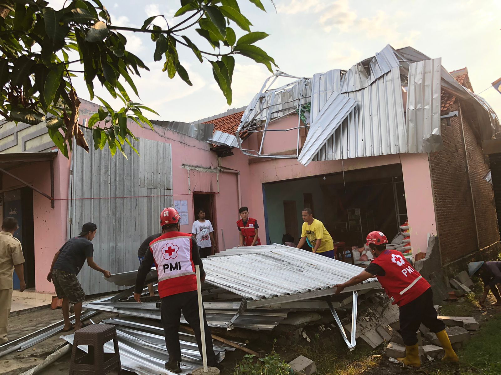 Pagerbarang Tegal Diterjang Angin Puting Beliung