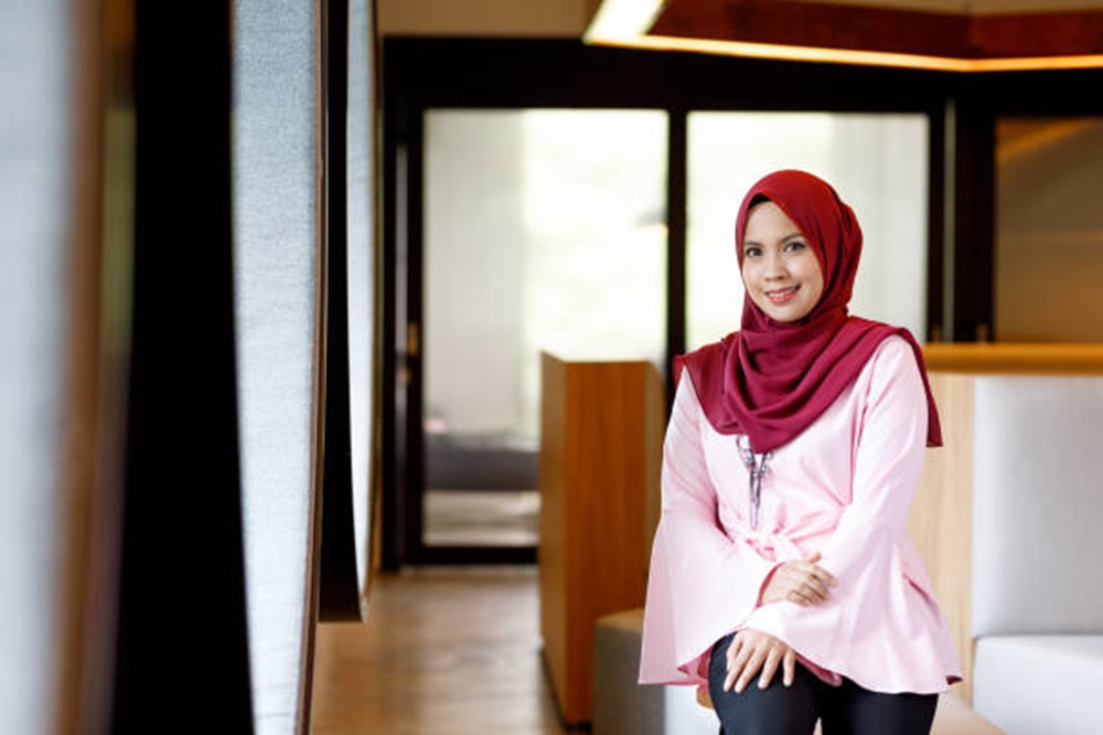 Kalem dan Elegan, Ini Pilihan Warna Baju Terbaik yang Serasi dengan Hijab Maroon