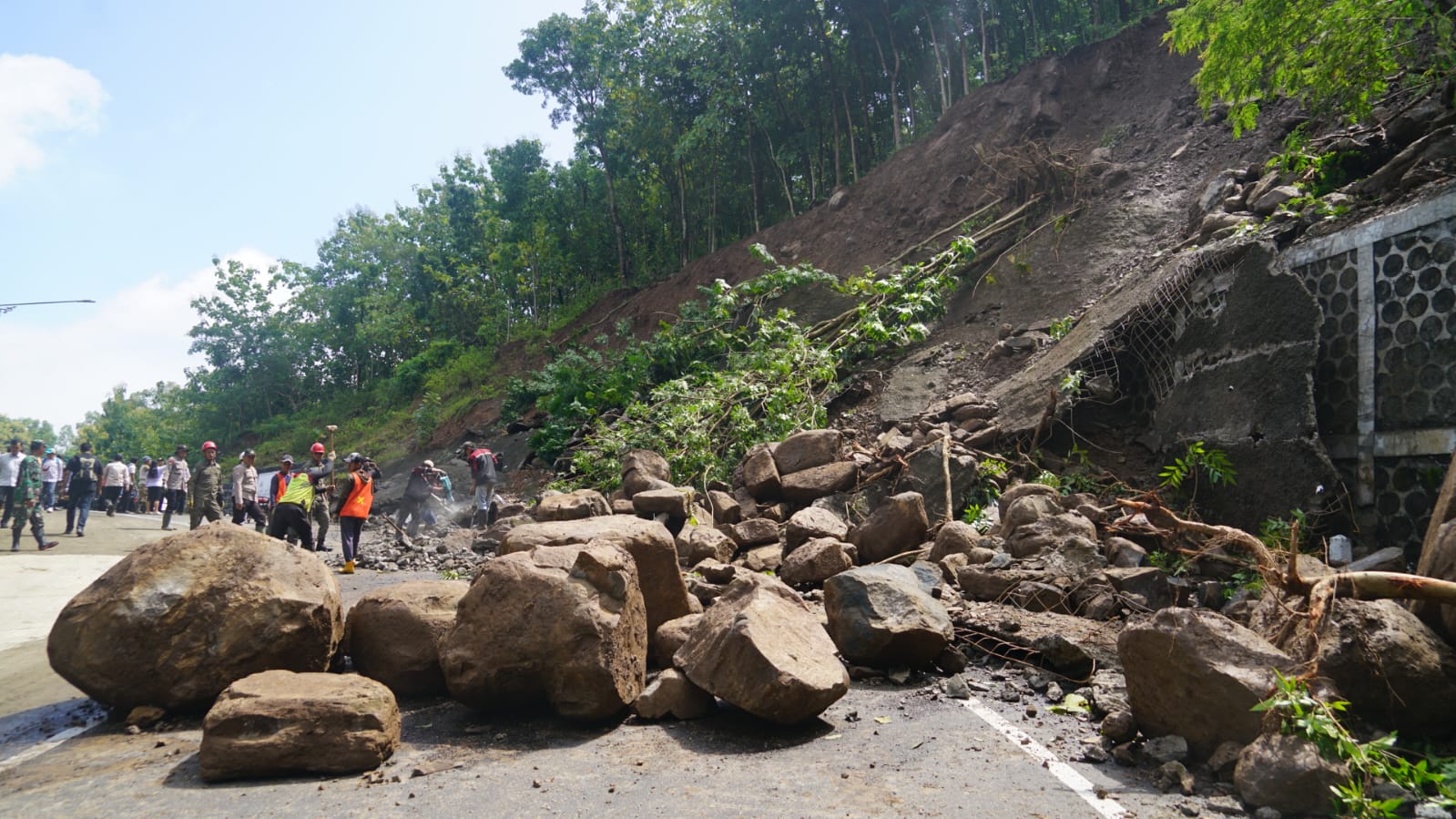  Jalur Clongop Gunungkidul Longsor Lagi, Retakan Tanah Capai 50 Meter