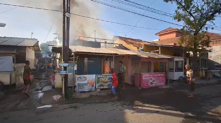 Diduga Korsleting, Rumah Warga Pasar Batang Brebes Kebakaran 