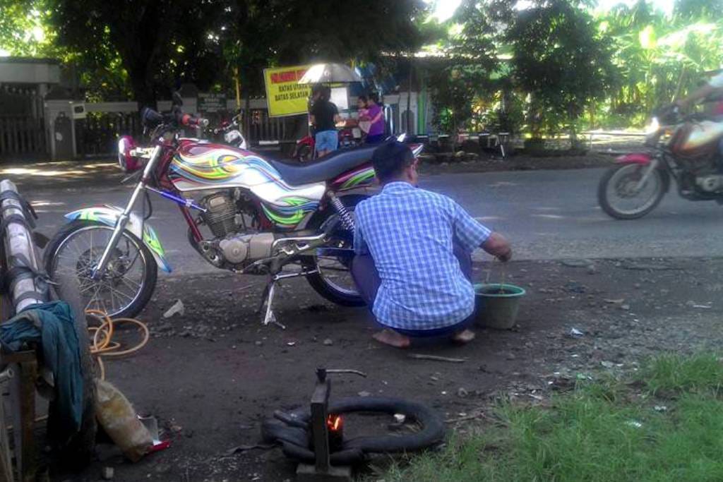 Jelang Lebaran, Bengkel Dadakan Hiasi Jalur Mudik Bumiayu Brebes